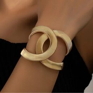 Gold Interlocking Bracelet